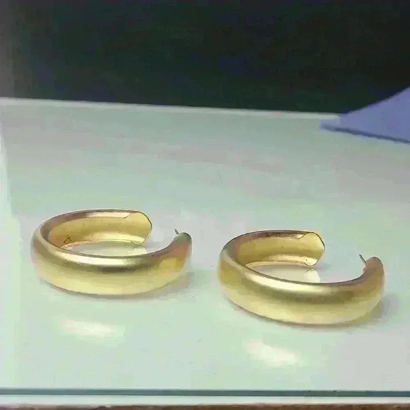 Gold tone earrings - Picture 4 of 14